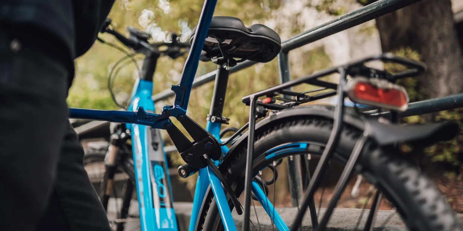 Fahrradschloss an einem E-Bike wird aufgebrochen von einer schwarz gekleideten Person