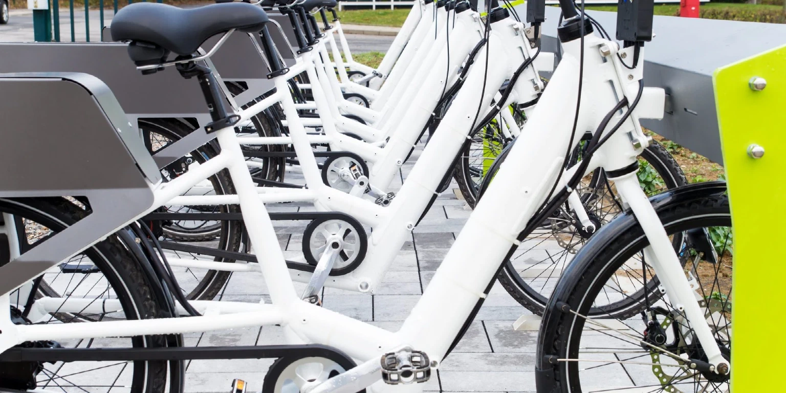 E-Bike Flotte lädt an einer Ladestation