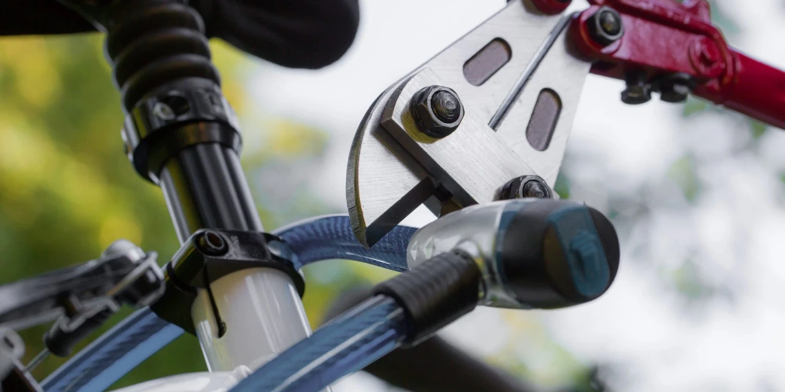 Fahrradschloss an Fahrrad wird durch Zange durchtrennt