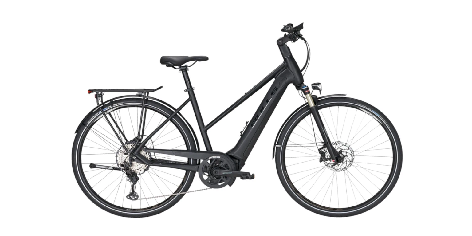 schwarzes E-Bike vor weißem Hintergrund