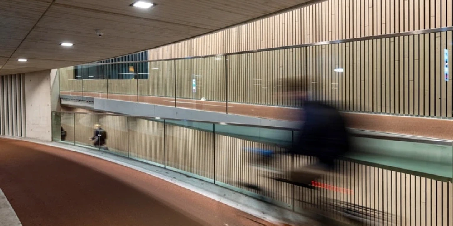 schneller Radfahrer innerhalb eines Gebäudes