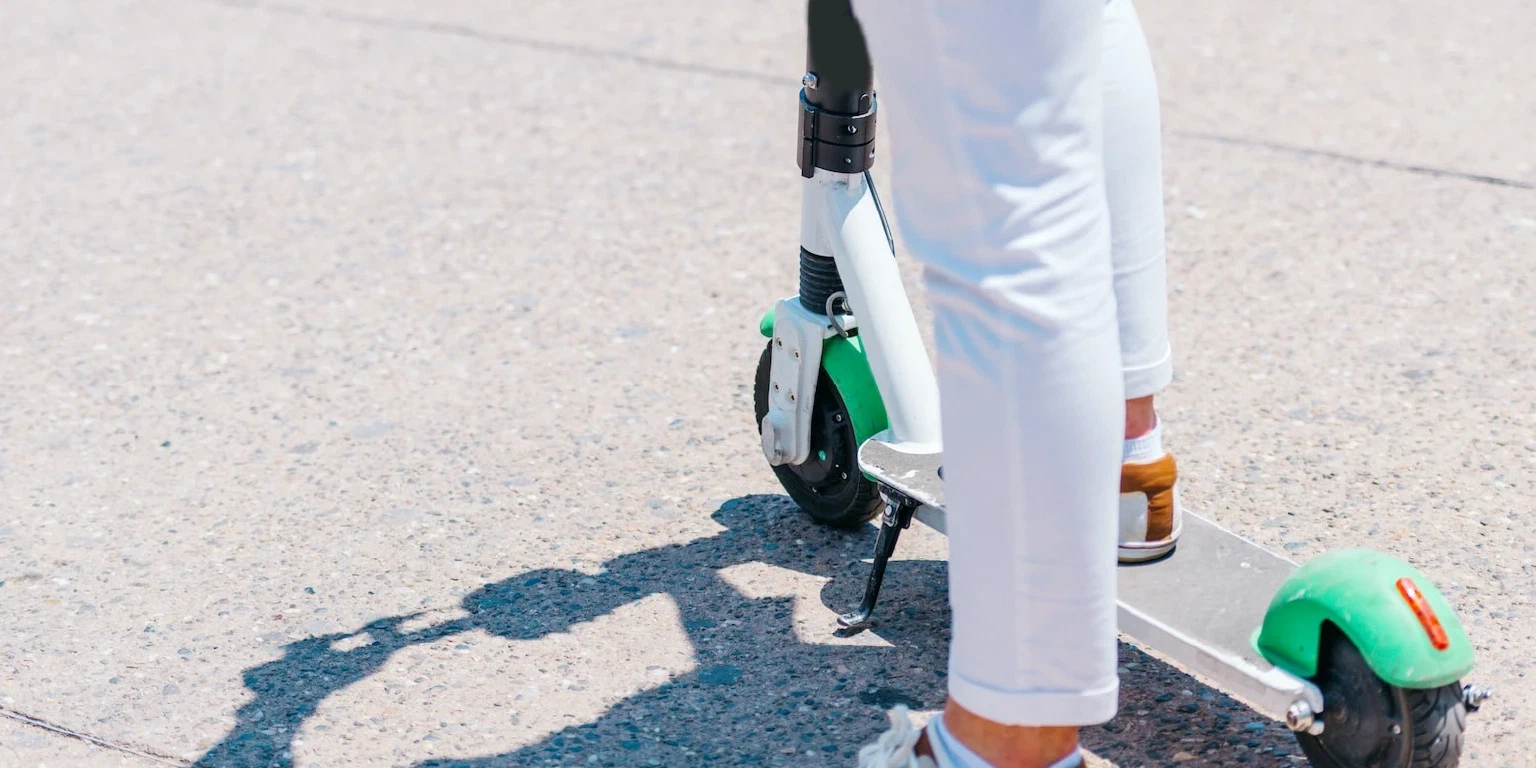 Person auf einem Elektro-Roller