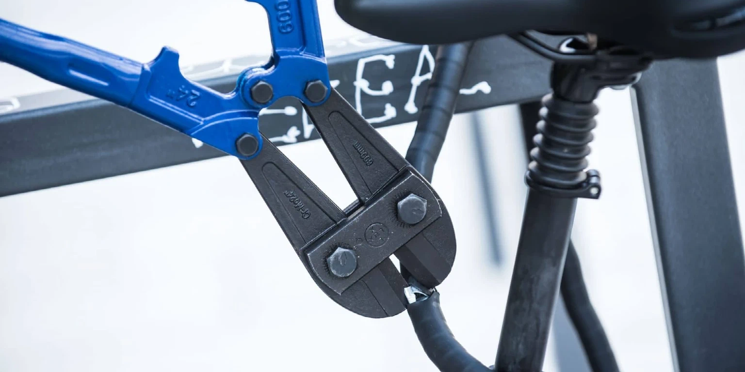 Zange durchtrennt ein Fahrradschloss